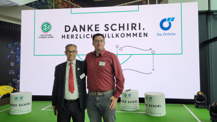 Danke_Schiri_beide_vor_Leinwand_ohne_Trikot.jpg